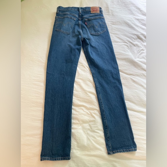 Levi’s Premium 501 Original Fit Women’s Jeans in Medium Wash - Picture 3 of 9